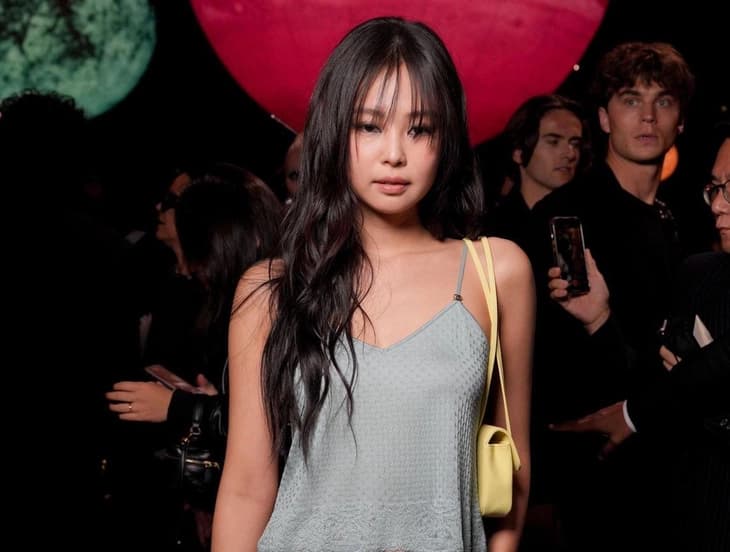 BLACKPINK's Jennie Dazzles at Paris Fashion Week with Chanel