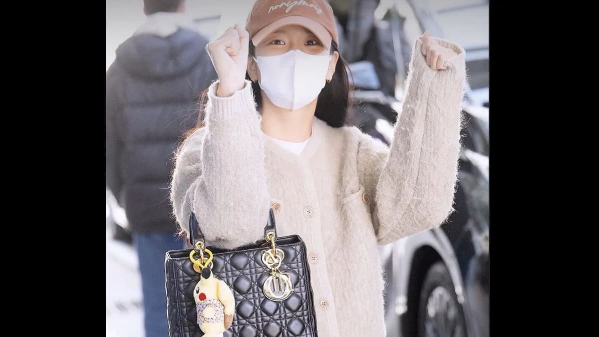 Jisoo, reine du détail : quand un charm Pikachu en batik devient un symbole culturel mondial