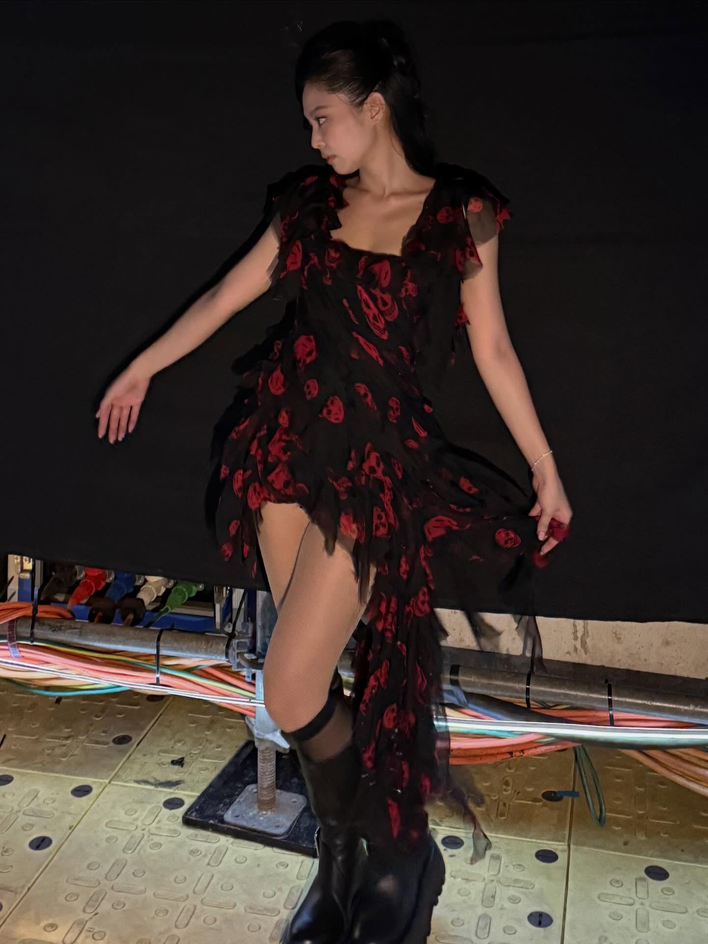 Jennie red and black stage look