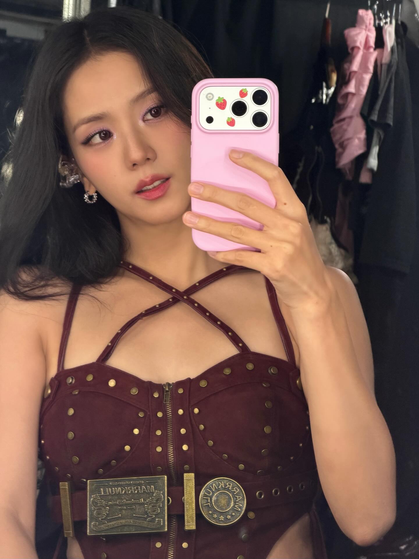 Jisoo performance styling
