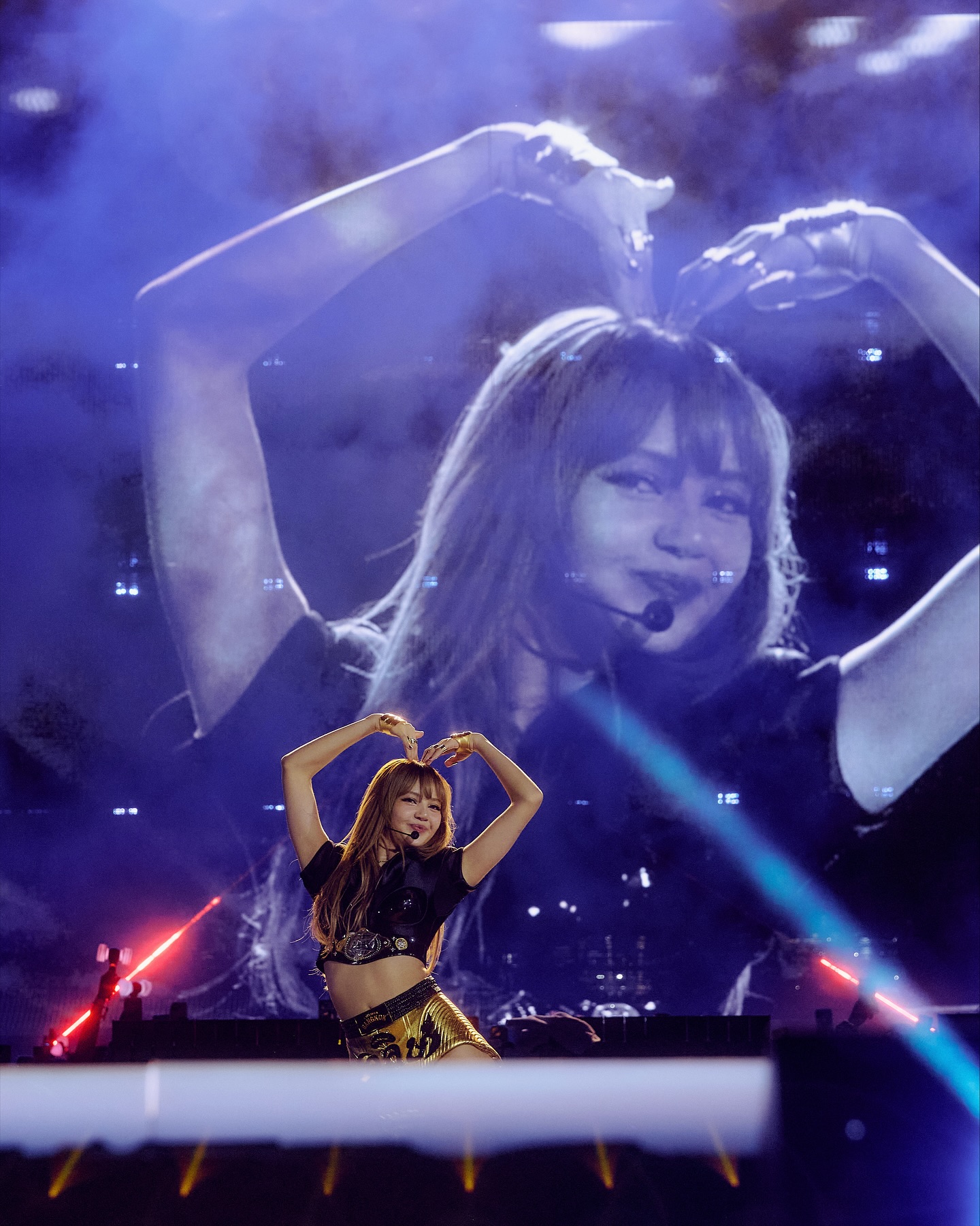 Lisa performance heart gesture