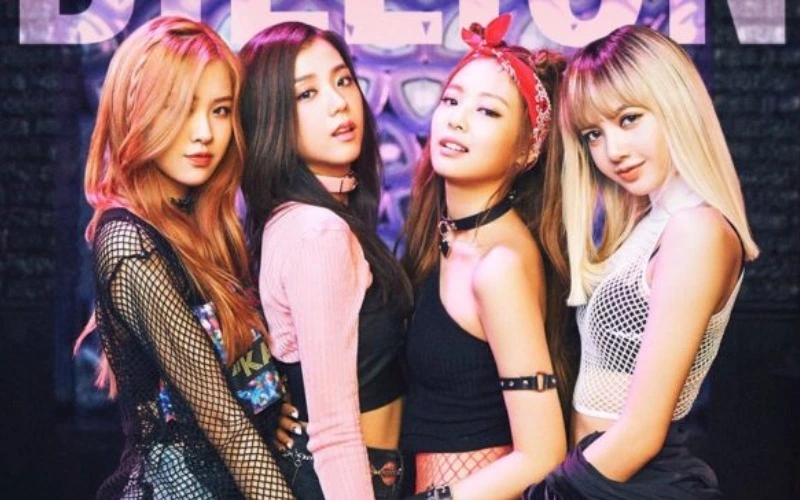 BLACKPINK candid stage image